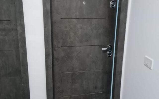 Deluxe 2 bedroom apartment with balcony and private parking