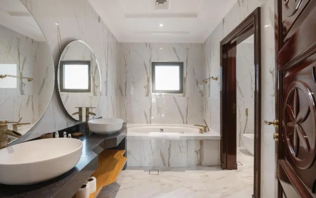 Maison Privee - Villa on Beach w Private Pool The Palm Jumeirah