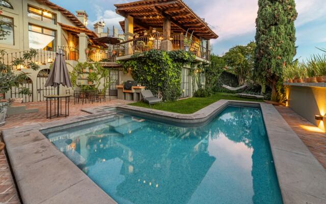 HOLT - Classic Chalet with Pool Overlooking Parroquia