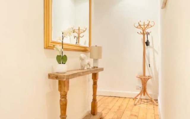 Spacious Traditional 3 Bedroom Flat in New Town