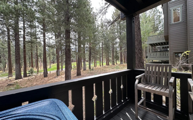 Timbers 6 Updated and Pet-Friendly, Private Jacuzzi, Private Garage by RedAwning