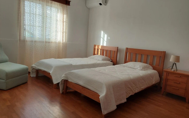 Holiday Home 2 Minutes From the Beach and Close to Major Tourist Attractions!