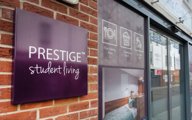 Students Only Straits Egham - 40 mins to Waterloo - Direct Bus to Heathrow