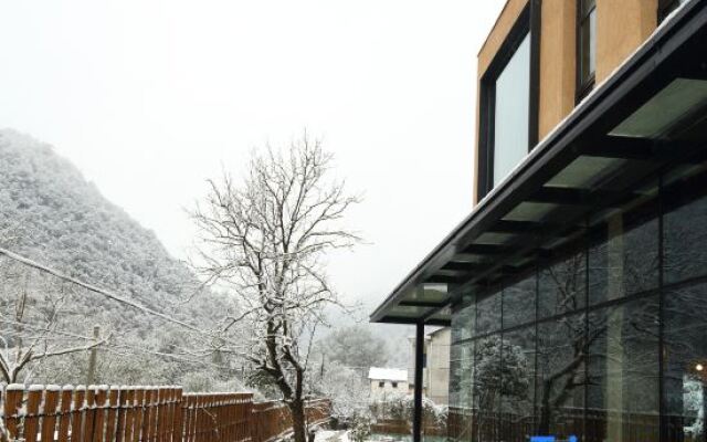 Qianlu Xiangju Hostel