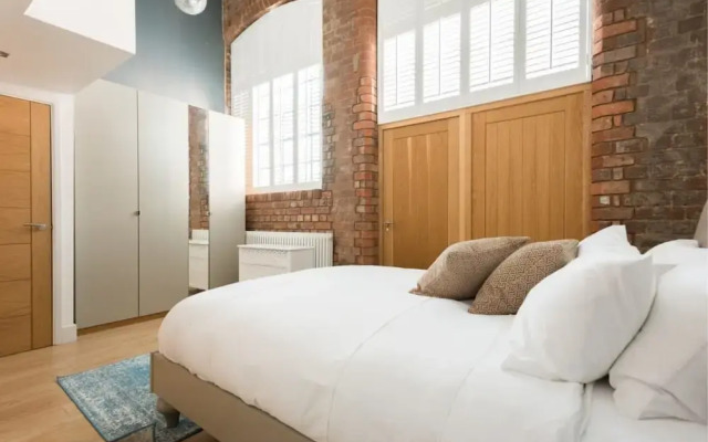 The Warehouse Loft - Trendy Converted Warehouse 3bdr