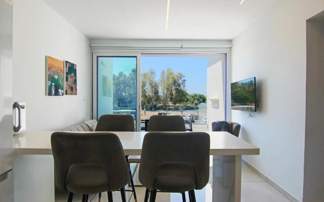 Phaedrus Living - Seaside Executive Flat Harbour 203