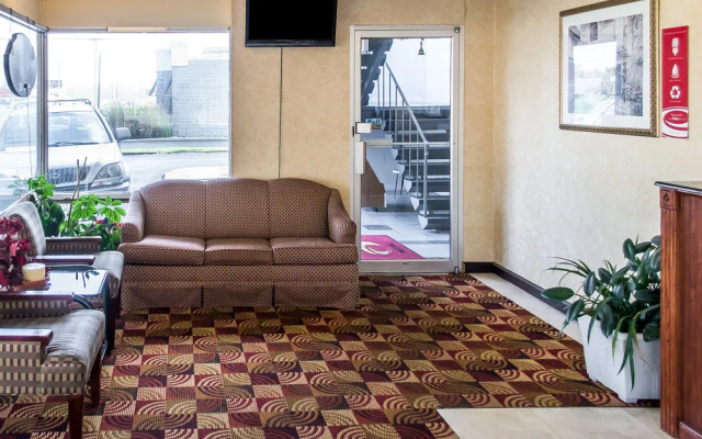 Econo Lodge Inn & Suites