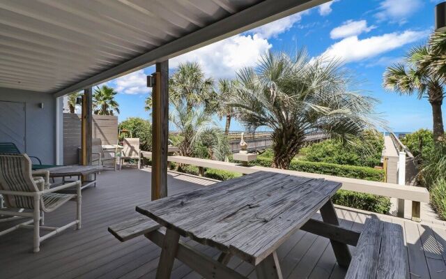 Dog Friendly Oceanfront Beach House by RedAwning