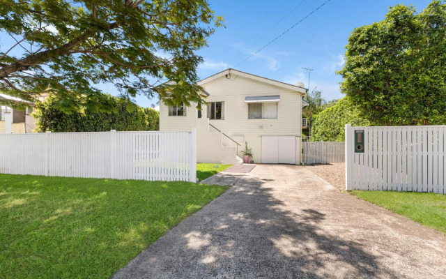 Kozyguru Albion Charming House With 3 Bedroom Parking -Qal035