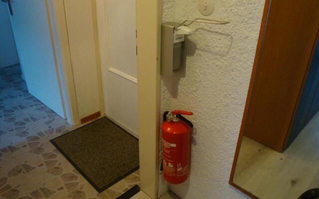 Cenet 1 Zimmer Apartment