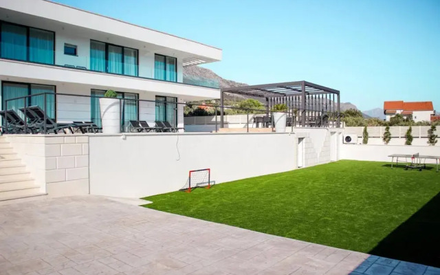 Sunset Serenity Villa With Pool, Gym and Sauna