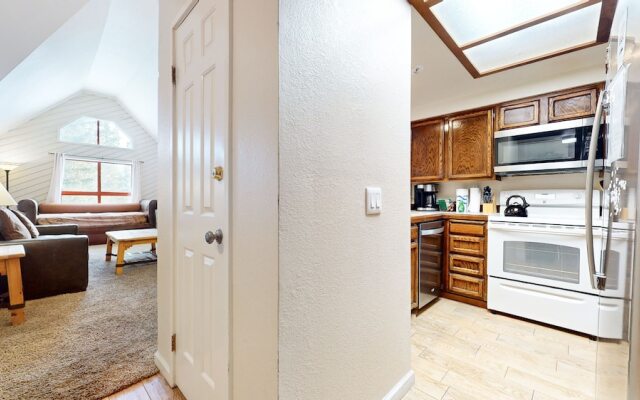 Aspen Creek 311 Walk to Eagle Lodge, Log Burning Fireplace, Great Complex Amenities by RedAwning