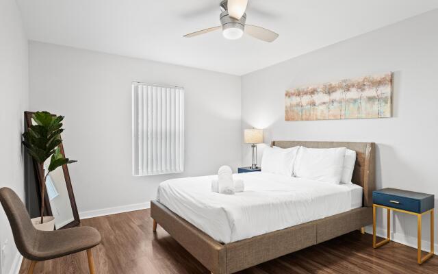 Modern 2BR Near UT Hyde Park Evonify