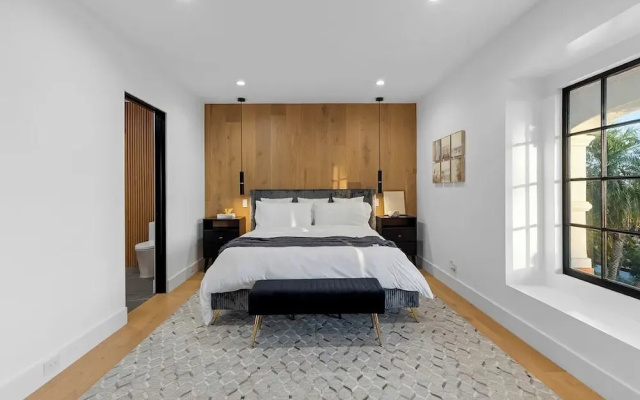 Villa Costera - Tree-lined Tranquility: 3-level Entertainer's Dream