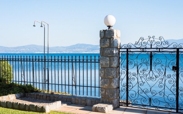 Seafront Luxury Villa w 3-en Suite BR BBQ