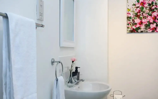 Cosy Home Near Station, Parking, Netflix, Sleeps 5