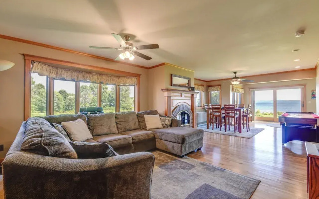 Pool Access: Waterfront Lake Memphremagog Condo!