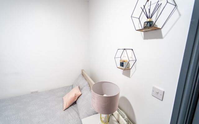 Spacious Studio Near City Centre!