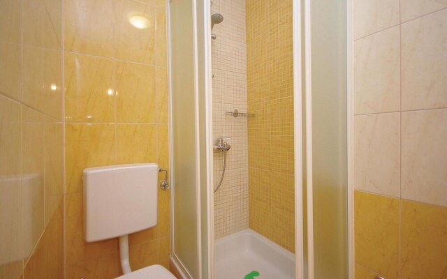 Amazing Home in Makarska With Wifi and 6 Bedrooms