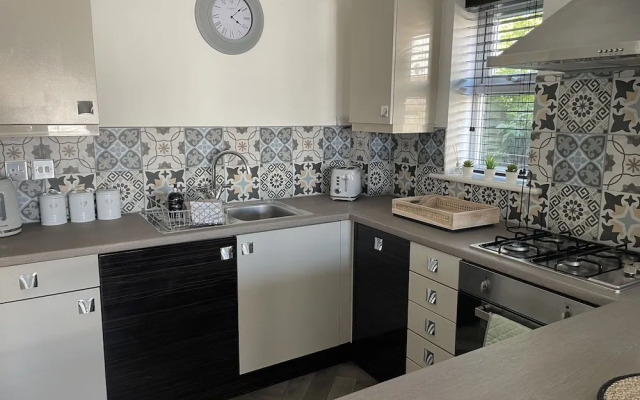 Beautiful 2 Bedroom House, Seasisde Location