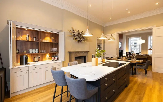 Beautiful Three Bedroom Georgian Home in Edinburgh