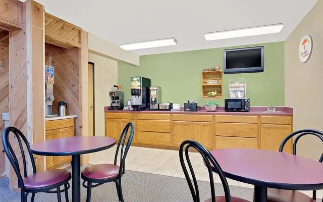Super 8 Dyersville