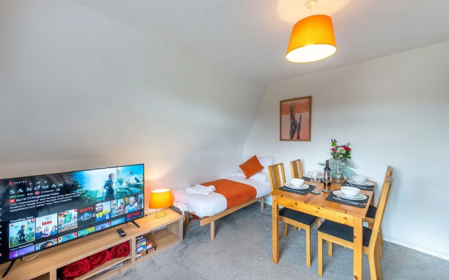 Charming 2-bed Apartment in Windsor - Free Parking