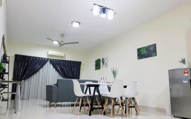 Puchong Setiawalk 8-12 pax 5min LRT Cozy Apartment