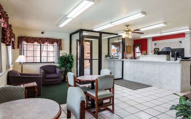 Econo Lodge & Suites