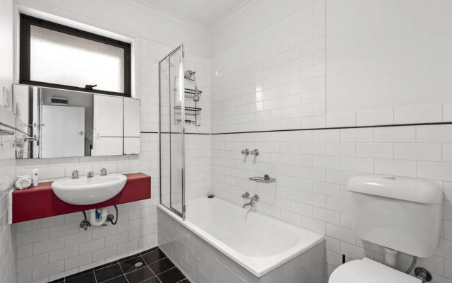 Cosy 1-bed Balcony Unit in Quiet Street by Shops – Bathroom – Melbourne