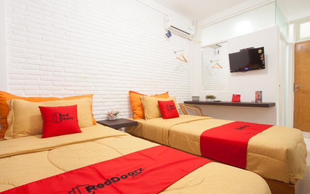 RedDoorz near Dino Park