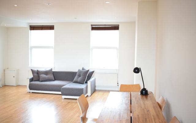 Sunny & Spacious 2 Bed Flat in North West London