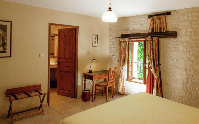 Luxorious Mansion in Saint-Preuil with Sauna