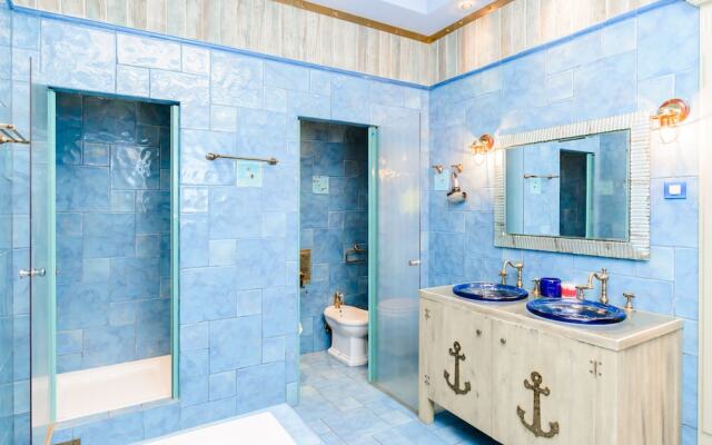 Funny Dolphins Apartments White House