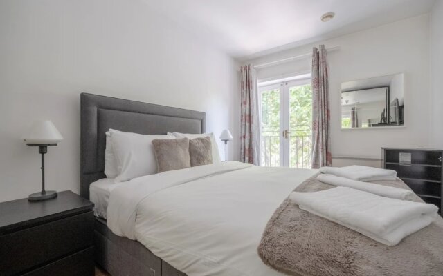 Bright 1 Bedroom Flat in Kensington Olympia