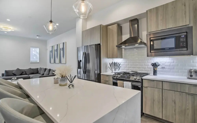 Newly-built Luxury Galleria Area Townhome!