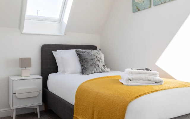 Castle Reach Apartment by Creative Stays