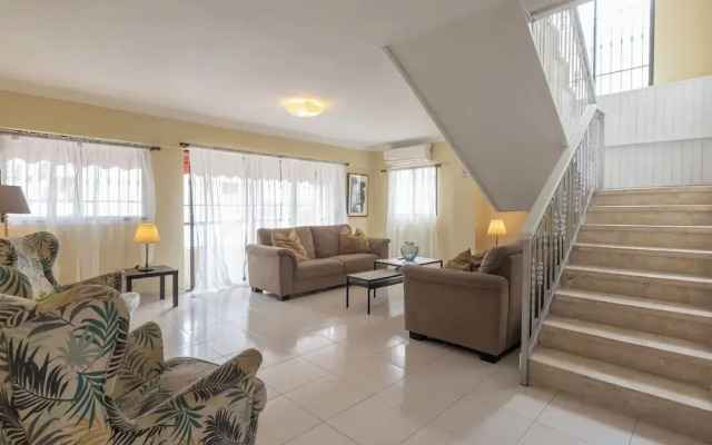 Penthouse in Evaristo Morales Sleeps 14