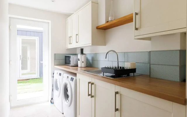 Chic 4-bed Coastal Retreat in Heart of Bosham