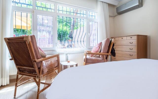 Flat with Garden Close to Coast in Uskudar