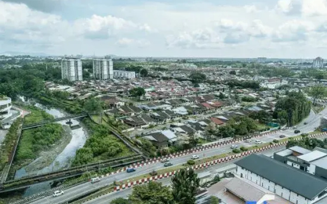 The Everly Lhesson Kuching