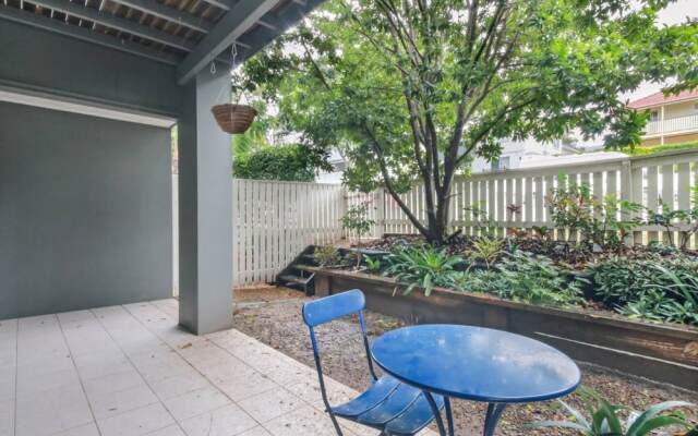 Spacious Inner South Townhouse Apartment Near to the CBD