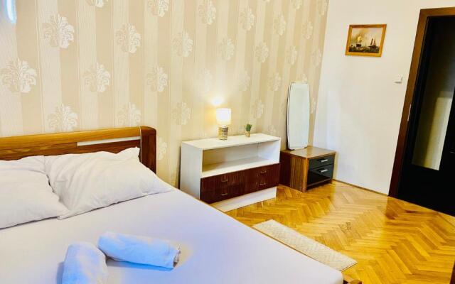 aparthotel in square Praha 2
