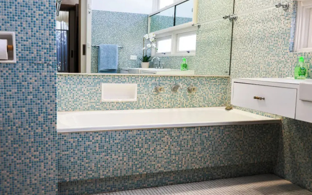 StayAU Spacious 6BR McKinnon Pool Home