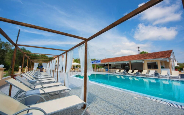 Sandy Beach Complex by Konnect - Poolside Studios and Seaside Apartments