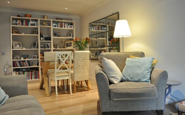 Bright 2 Bedroom Apartment With Balcony