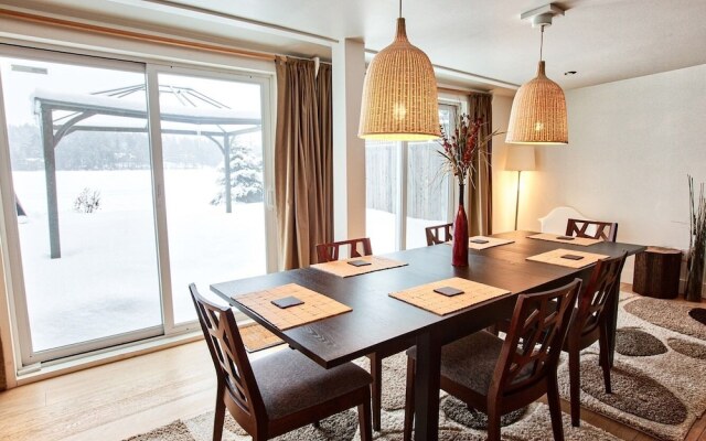 The Haus on Mirror Lake