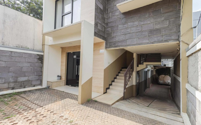 RedDoorz Syariah near Green Park Jatiwarna