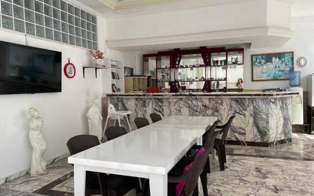 Central Location 10 minutes from the beach