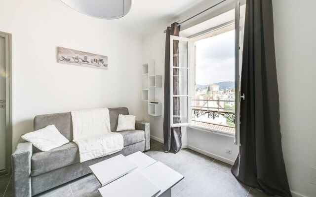 Beautiful Modern Apartment for 4 People in Cannes!